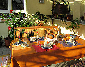 Gedeckter Frühstückstisch auf dem Balkon
