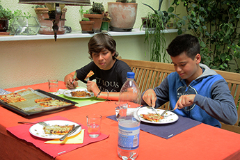 Marcello und Niccolo beim Pizzafuttern