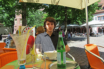 Ein wohlverdientes Eis auf dem Freiburger Rathausplatz
