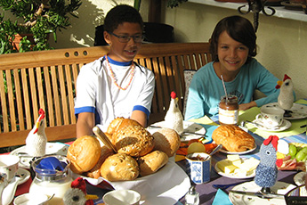 Geburtstagsfrühstück auf dem Balkon