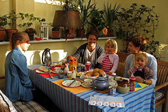 Julia und Familie Sommer beim Frühstück