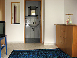 Wohnzimmer/2.Schlafzimmer mit Blick ins Bad