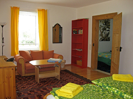 Das große Zimmer - mit Schreibtisch, Couch und Couchtisch