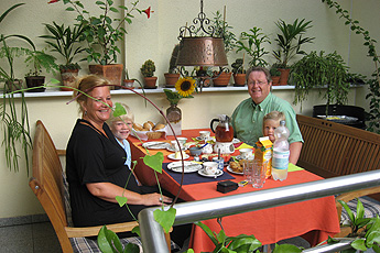 Sitzplatz zwischen mediterranen Pflanzen