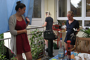 Grillparty auf dem Balkon