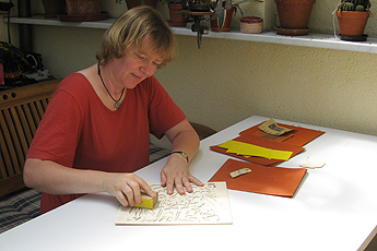 Glätten mit Sandpapier