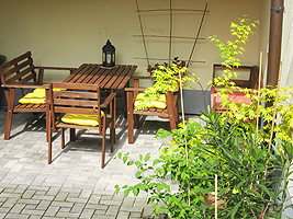 Sitzecke im begrünten Innenhof