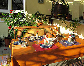 Gedeckter Frühstückstisch auf dem Balkon Gedeckter Frühstückstisch auf dem Balkon