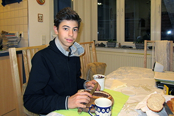Der 14-jährige Dan beim Frühstück...